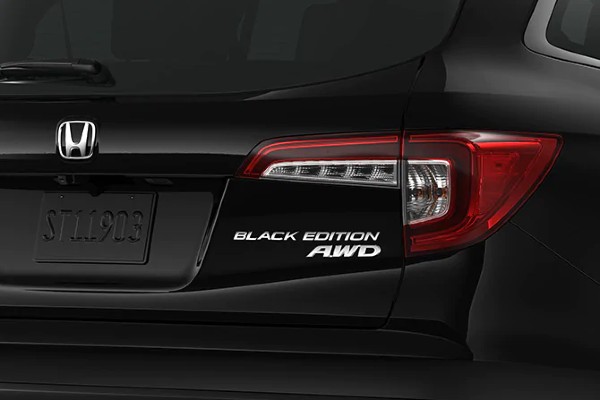 Closeup of badging on 2020 Honda Pilot Black Edition