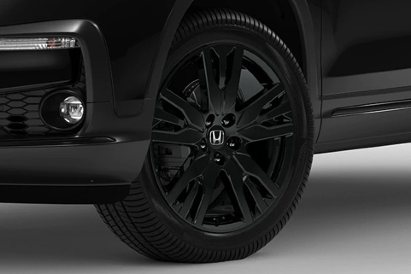 Closeup of wheel on 2020 Honda Pilot Black Edition